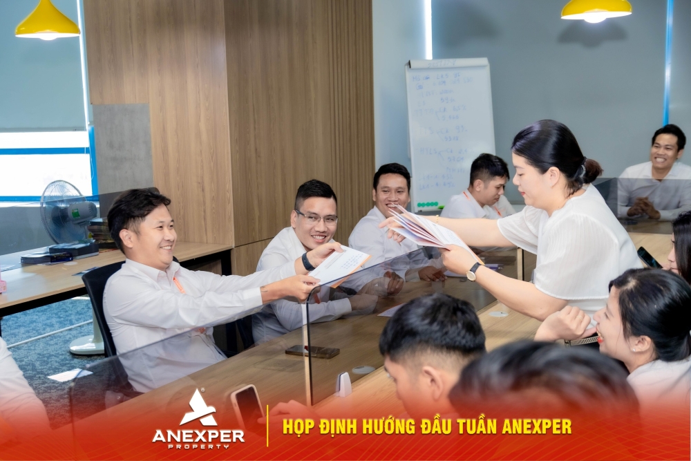 Buổi họp định hướng đầu tuần tại Anexper và hoạt động trao quà Quốc tế Thiếu nhi 1/6