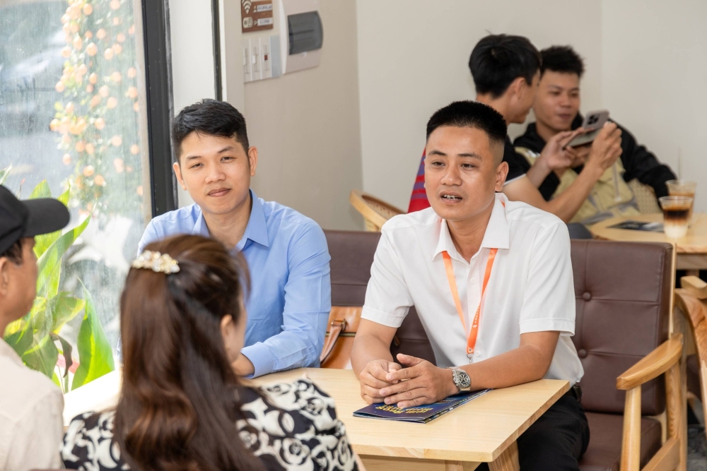 Đội ngũ chuyên viên Anexper tư vấn cho khách hàng tới tham dự sự kiện "Đón sóng quy hoạch - Tâm điểm đầu tư Star Central"