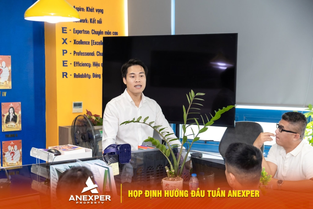Họp giao ban đầu tuần không chỉ để cập nhật công việc mà còn là cơ hội chia sẻ tri thức