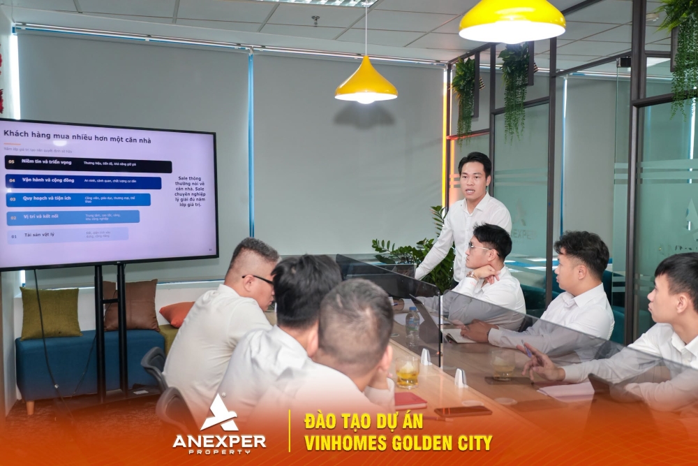 Hình ảnh buổi đào tạo chuyên sâu về dự án Vinhomes Golden City của Anexper Property