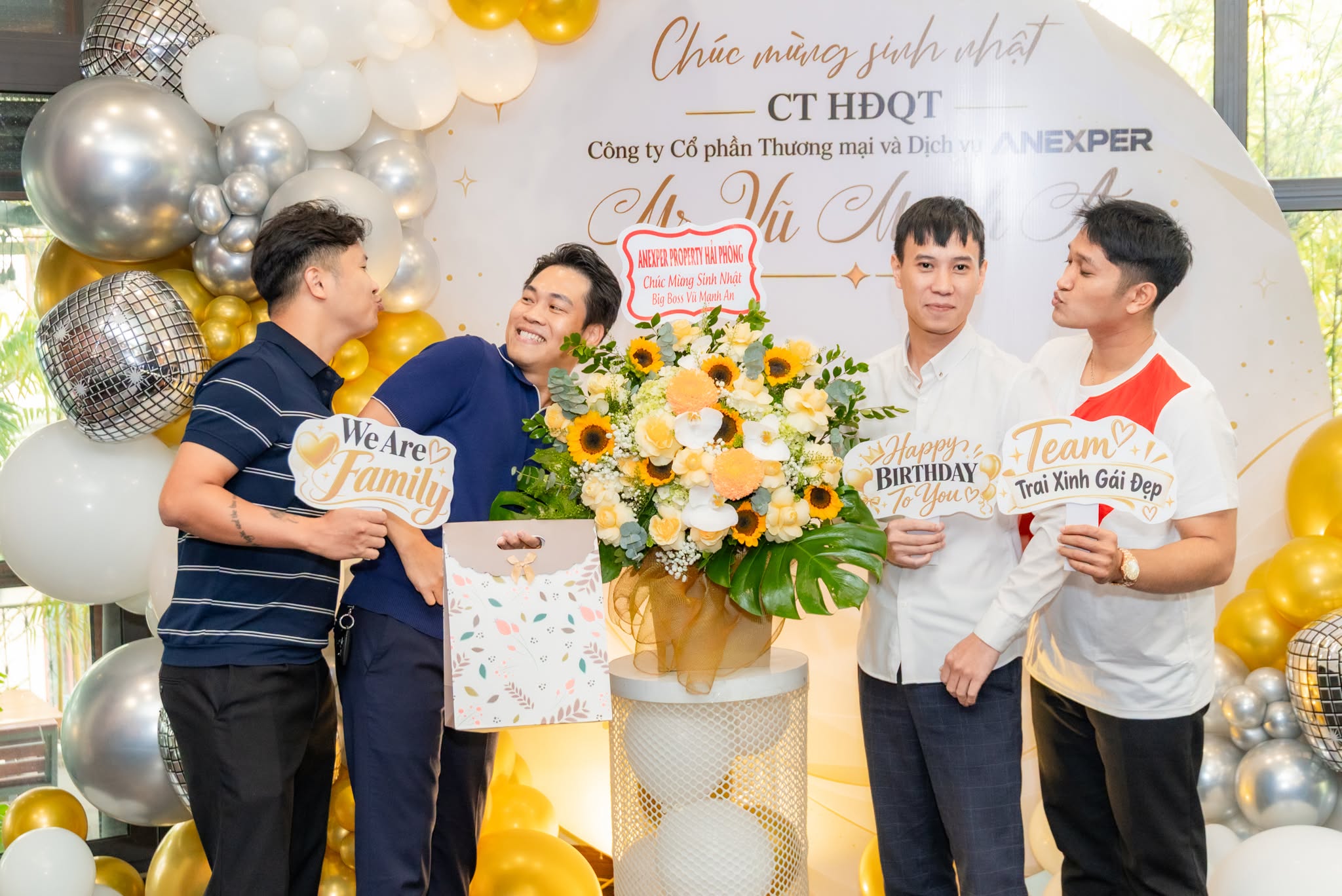 Mr. Vũ Mạnh An - Người lãnh đạo cũng là người anh mà cả đội ngũ có thể đồng hành Mr. Vũ Mạnh An - Người lãnh đạo cũng là người anh mà cả đội ngũ có thể đồng hành